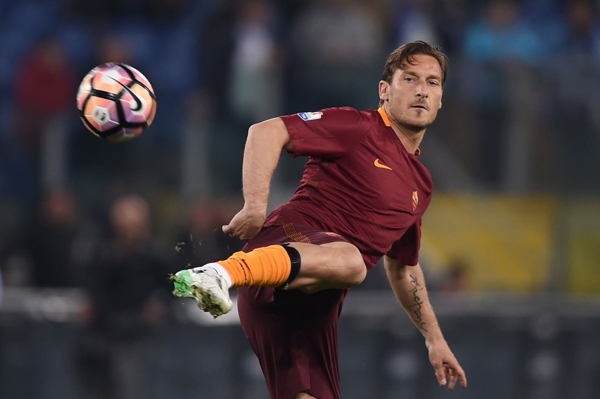 Francesco Totti se despide este domingo del club de sus amores, La Roma. (Foto Prensa Libre: AFP)
