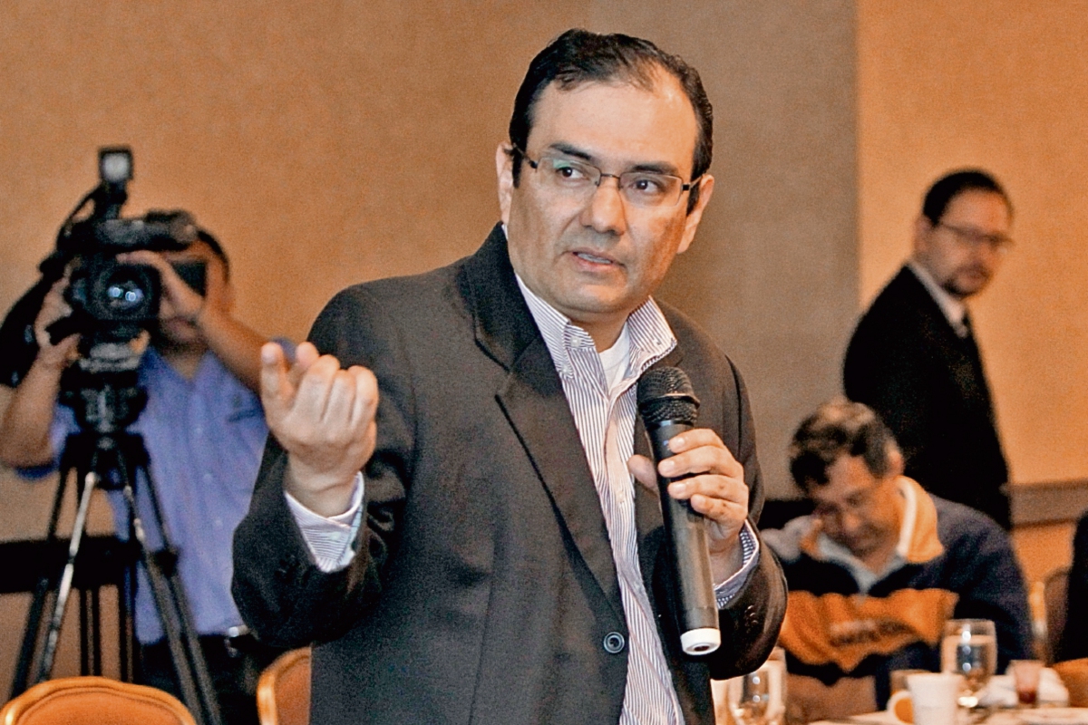 Maynor Cabrera, analista económico, expuso ayer que las modificaciones a la SAT son complejas y que, de implementarse, los resultados se darán en 2018. (Foto Prensa Libre: Paulo Raquec)