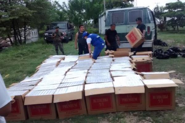 Decomisaron 88 cajas de cartón con cigarros valorados en Q500 mil. (Foto. Prensa Libre. Rigoberto Escobar) <span style="font-family: "Helvetica","sans-serif"; color: #141823;"></span>
