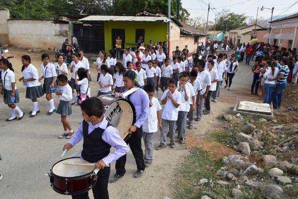 Estudiantes de varios establecimientos educativos participan en desfile, con motivo del primer aniversario de San Jorge, Zacapa. (Foto Prensa Libre: Julio Vargas)