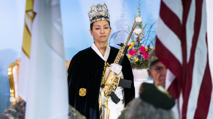 Yeon Ah Lee-moon, en la imagen con su arma dorada, forma parte de un grupo que se separó de la Iglesia de la Unificación fundada por su suegro, elautoproclamado mesías Sun Myung-moon. EPA