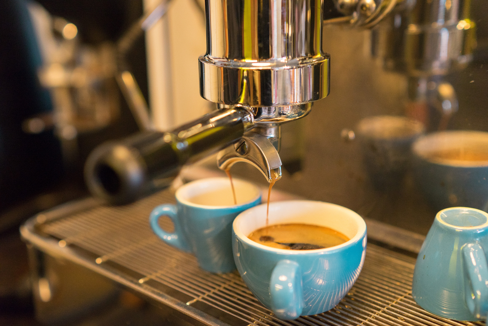 Tomar cursos de baristas ayudarán en la preparación del café, pero no debe olvidar el local, permisos y registros sanitarios y fiscales entre otros. (Foto, Prensa Libre: Shutterstock).