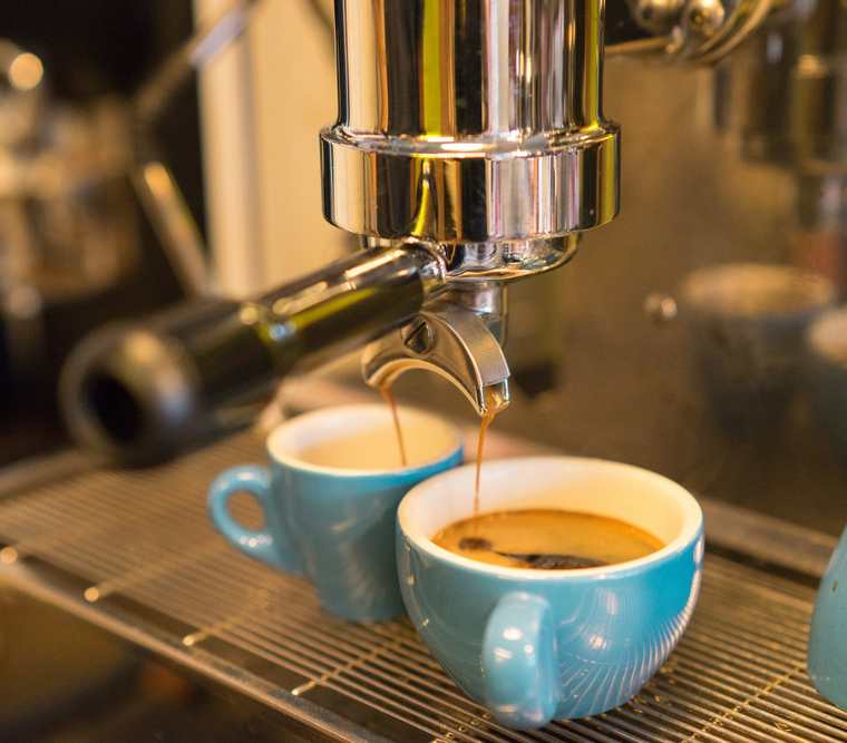 Tomar cursos de baristas ayudarán en la preparación del café, pero no debe olvidar el local, permisos y registros sanitarios y fiscales entre otros. (Foto, Prensa Libre: Shutterstock).