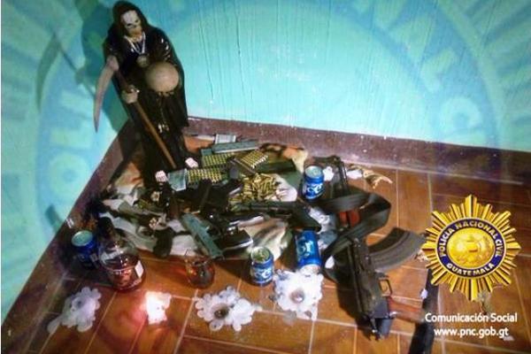 PNC localiza vivienda usada por pandilleros para practicar rituales dedicados a La Muerte. (Foto Prensa Libre: PNC)