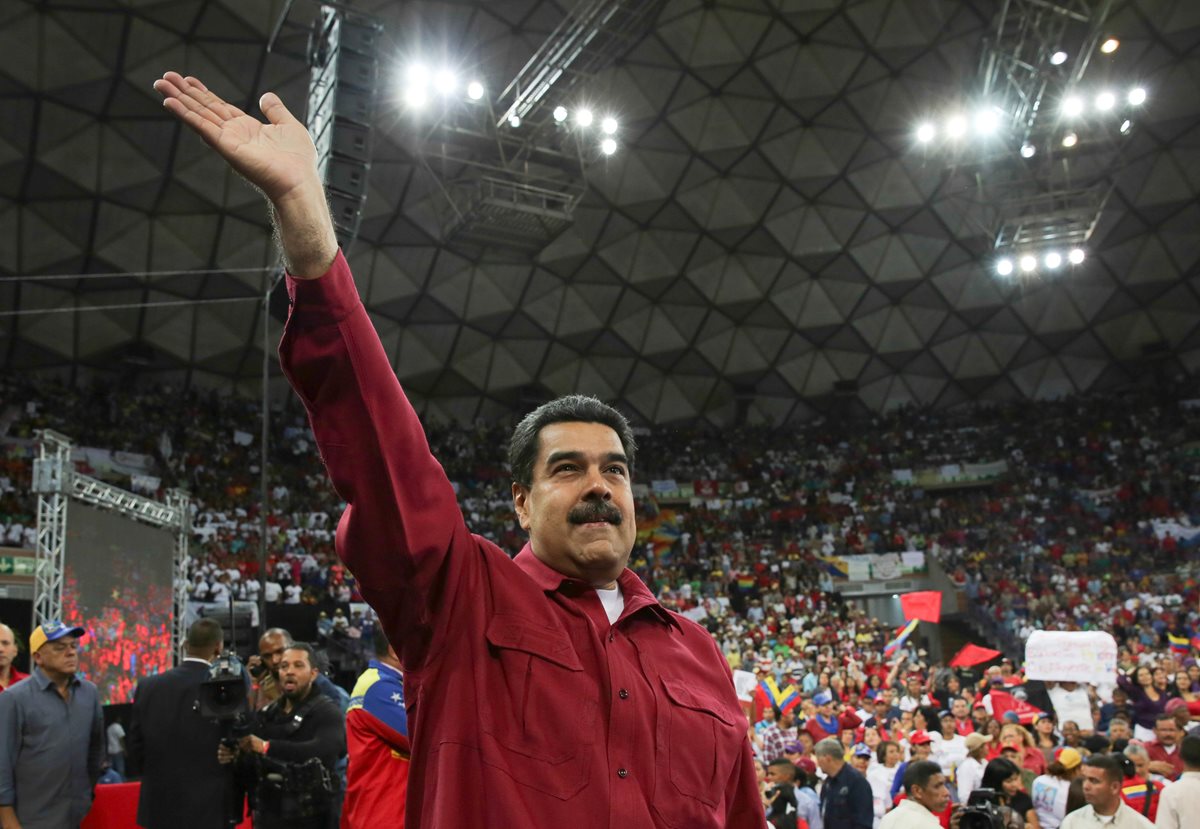 Fotografía cedida por la oficina de prensa del Palacio de Miraflores, del presidente de Venezuela, Nicolás Maduro (c), durante un acto de gobierno este martes. (Foto Prensa Libre: EFE)
