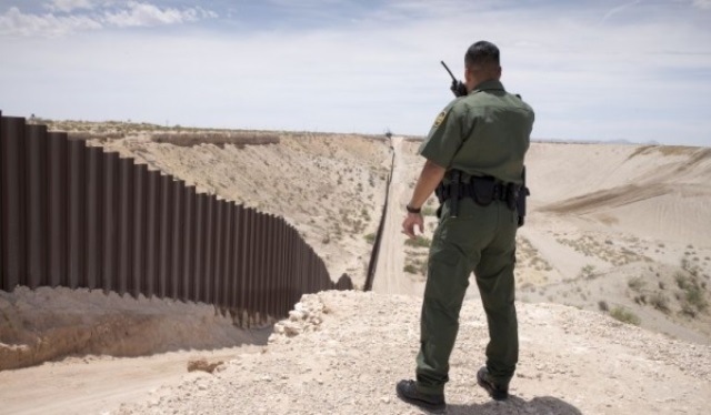 El presidente Donald Trump, solicitará fondos al Congreso para comenzar la construcción del muro fronterizo. (Foto Prensa Libre: EFE)