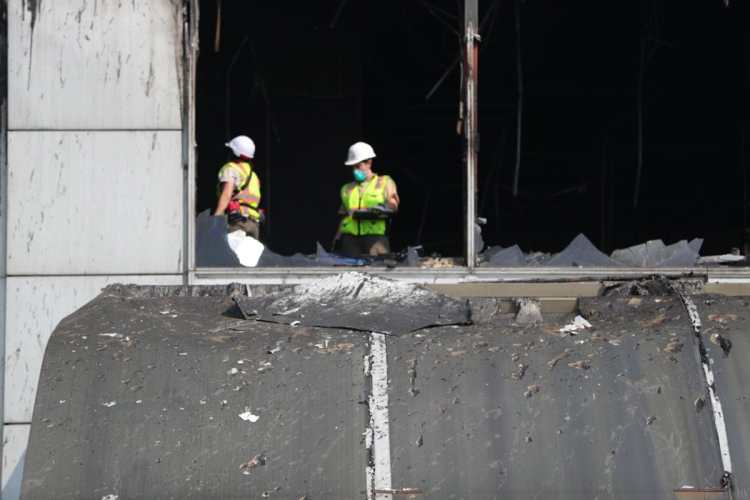 Luego del incendio, equipo del centro comercial procedió a hacer una inspección del lugar donde se produjo el incendio. 