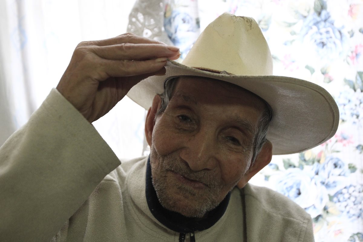 Guillermo Moscoso tiene más de 90 años.(Prensa Libre: Carlos Ovalle.)