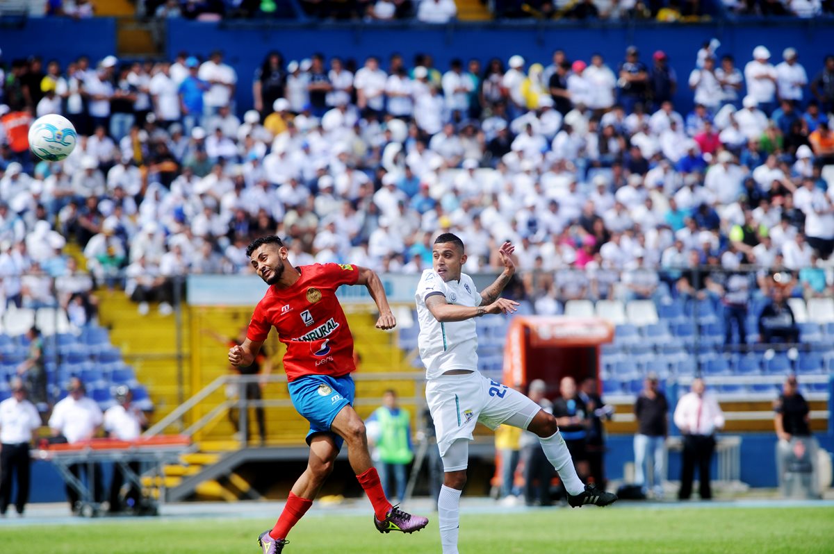 Edi Guerra durante una de las acciones en el Clásico 296 en el estadio Doroteo Guamuch. (Foto Prensa Libre: Edwin Fajardo)