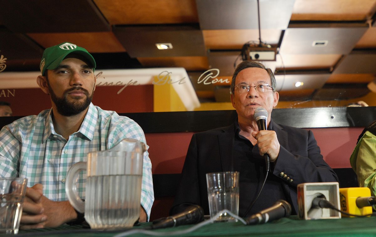Rafael Arreaga, presidente de Antigua GFC, durante la conferencia a la prensa donde lamentó los hechos de violencia del domingo. (Foto Prensa Libre: Francisco Sánchez).
