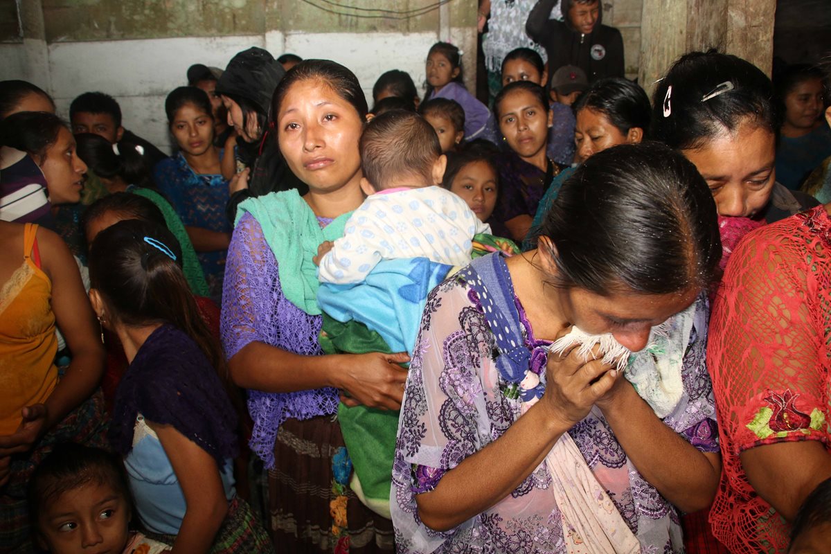 Vecinos de San Antonio Secortez, Raxruhá, Alta Verapaz, durante el funeral de Jakelin Caal. (Foto Prensa Libre: Eduardo Sam Chun)