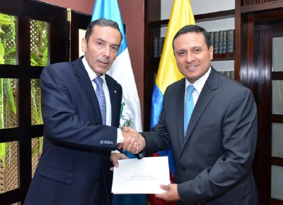 El nuevo Embajador de Colombia en Guatemala Carlos Manuel Pullido Collazos, visitó al Canciller Carlos Raúl Morales. (Foto Prensa Libre: Cortesía Cancillería).