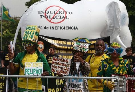 Aficionados celebran frente a elementos de la Policía brasileña durante huelga. (Foto Prensa Libre:EFE)