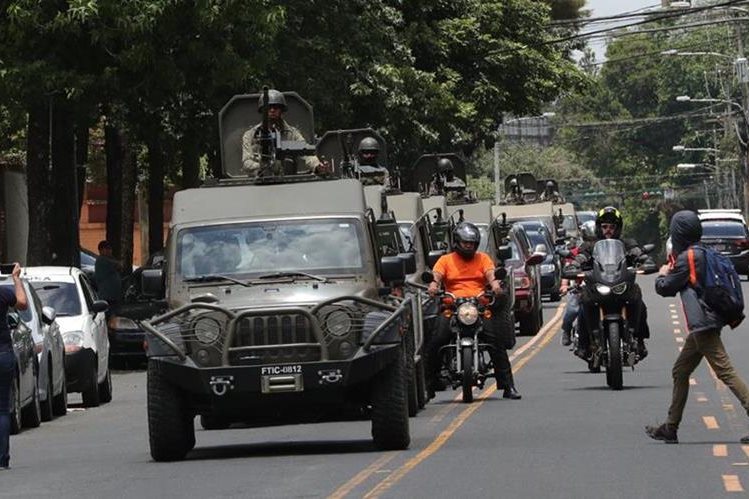 Los senadores de Asuntos Exteriores critican, entre otras acciones, la decisión de Jimmy Morales de sacar a patrullar vehículos militares donados por EE. UU. como medida de intimidación.