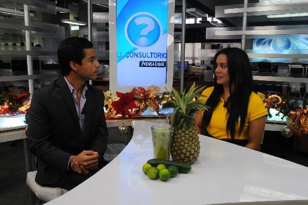 El periodista Cristian Dávila entrevista a Ana Patricia Quiroa, durante El Consultorio.