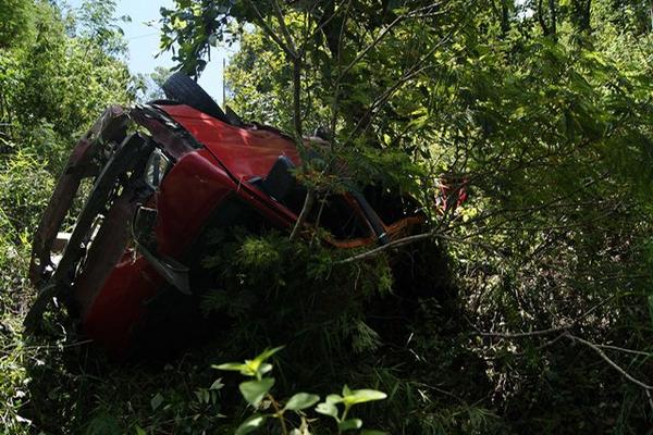 Microbús cae en barranco, en San Miguel Chicaj, Baja Verapaz. (Foto Prensa Libre: Carlos Grave)  <br _mce_bogus="1"/>