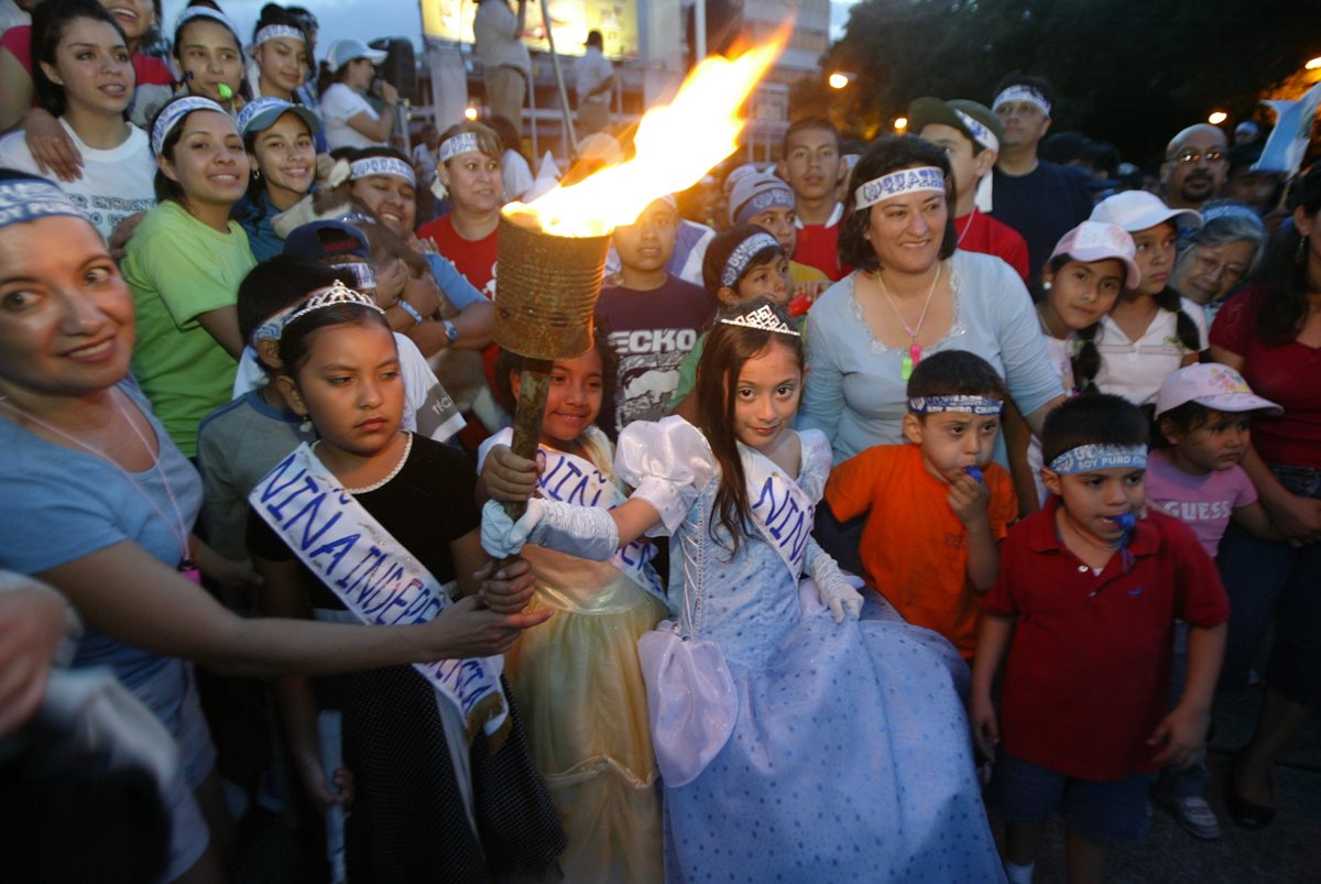 Cada 13 y 14 de septiembre, miles de niños y jóvenes llevan la antorcha con el fuego patrio. (Foto Prensa Libre: Hemeroteca PL)