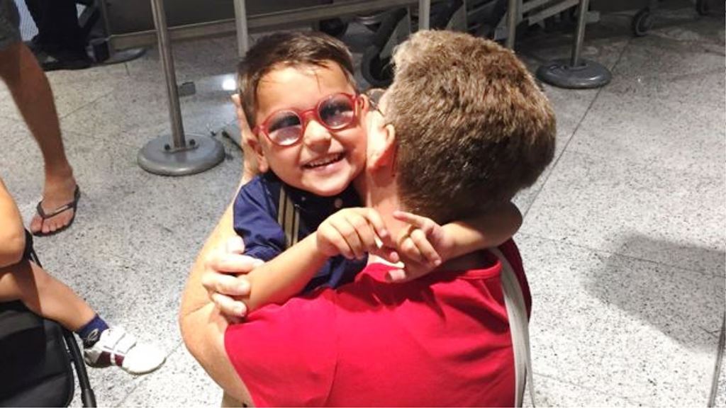 La despedida de Mustafá, de cuatro años, que se reunió con su padre en Suecia, fue la experiencia más dura.