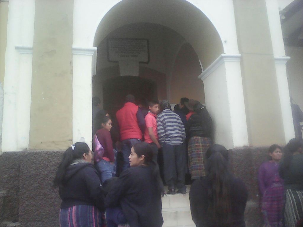 Vecinos permanecen frente a la comuna de San Francisco El Alto, Totonicapán. (Foto Prensa Libre: Édgar Domínguez).
