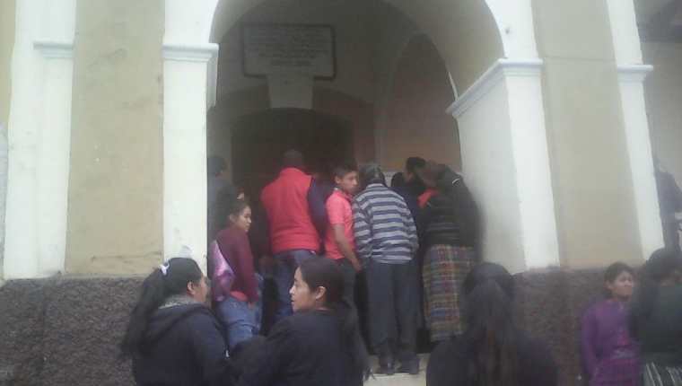 Vecinos permanecen frente a la comuna de San Francisco El Alto, Totonicapán. (Foto Prensa Libre: Édgar Domínguez).