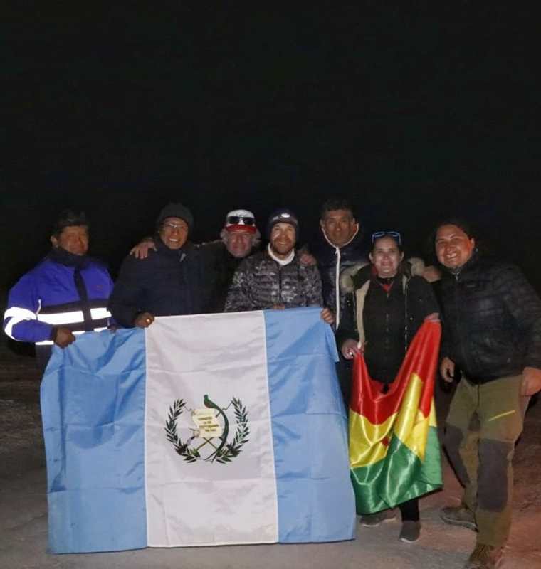 Juan Carlos Sagastume comparte con el equipo que lo ayudó a completar la hazaña. (Foto Prensa Libre: Cortesía Juan Carlos Sagastume).