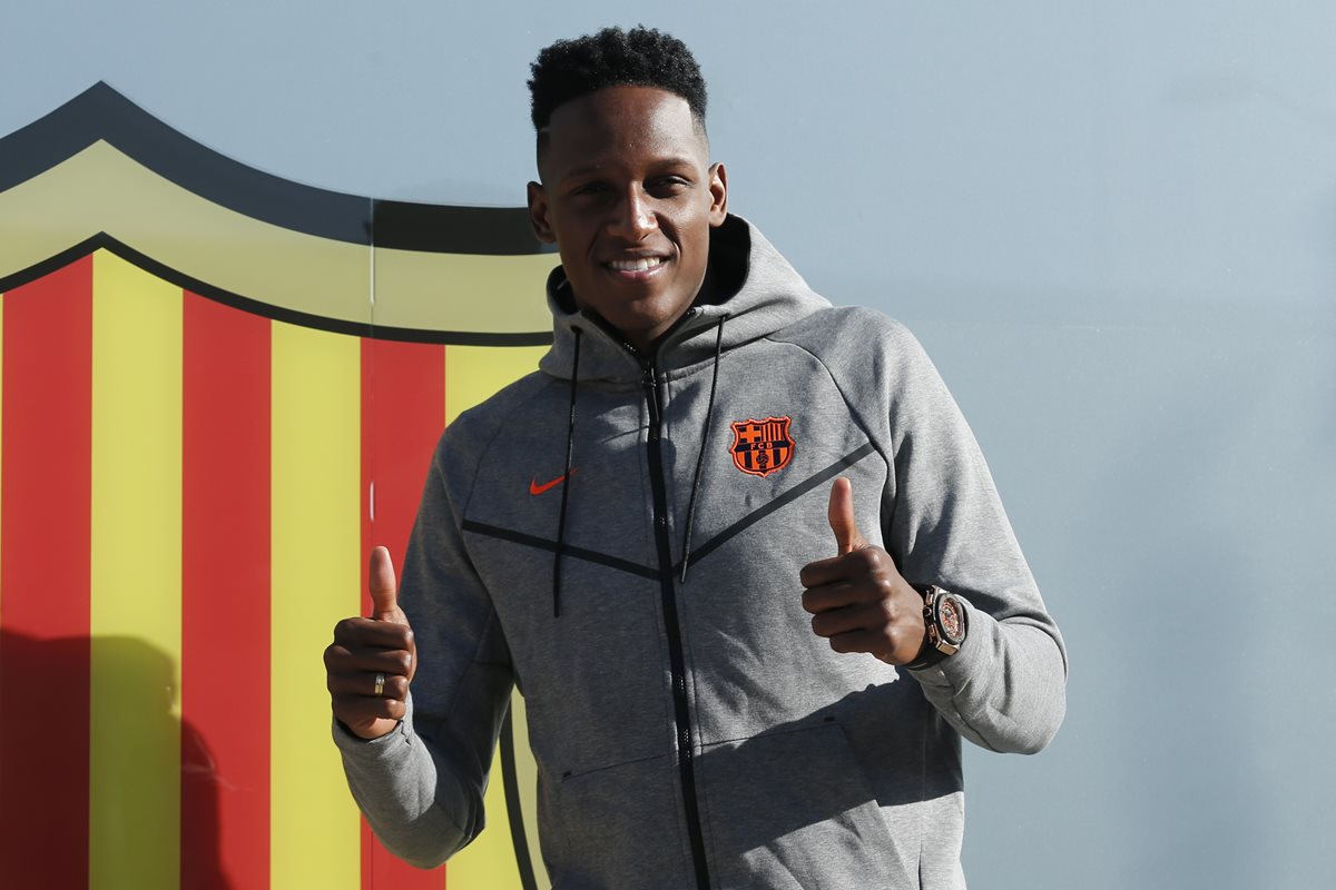 El defensa Yerry Mina es oficialmente el primer colombiano que jugará en el FC Barcelona. (Foto Prensa Libre: AFP)