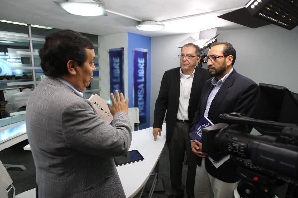 EL periodista Francisco Mauricio Martínez conversa con Ángel Sánchez, secretario general de la URNG, y Rubén González Castillo, politólogo   de  Funcep.
