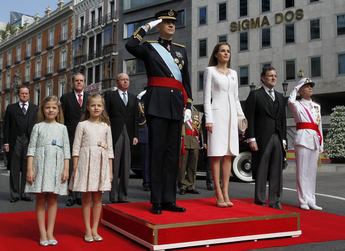 El Rey Felipe VI, junto a Doña Letizia, la Princesa de Asturias, la Infanta Sofía, durante la proclamación de Felipe como nuevo Rey de España el 19 de junio de 2014. (Foto: EFE)