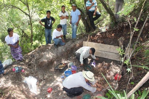 Varias osamentas fueron encontradas en Chicamán, Quiché en 2013. (Foto Prensa Libre: Hemeroteca PL)