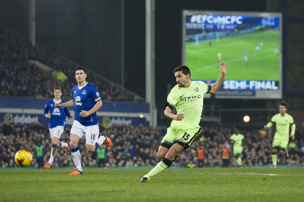 La tecnología y los videos serán vitales en las decisiones arbitrales del futbol mundial. (Foto Prensa Libre: AP)