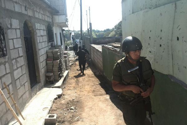 Al lugar llegaron soldados para vigilar el área ante otro ataque de los pandilleros. (Foto Prensa Libre: E. Paredes)<br _mce_bogus="1"/>