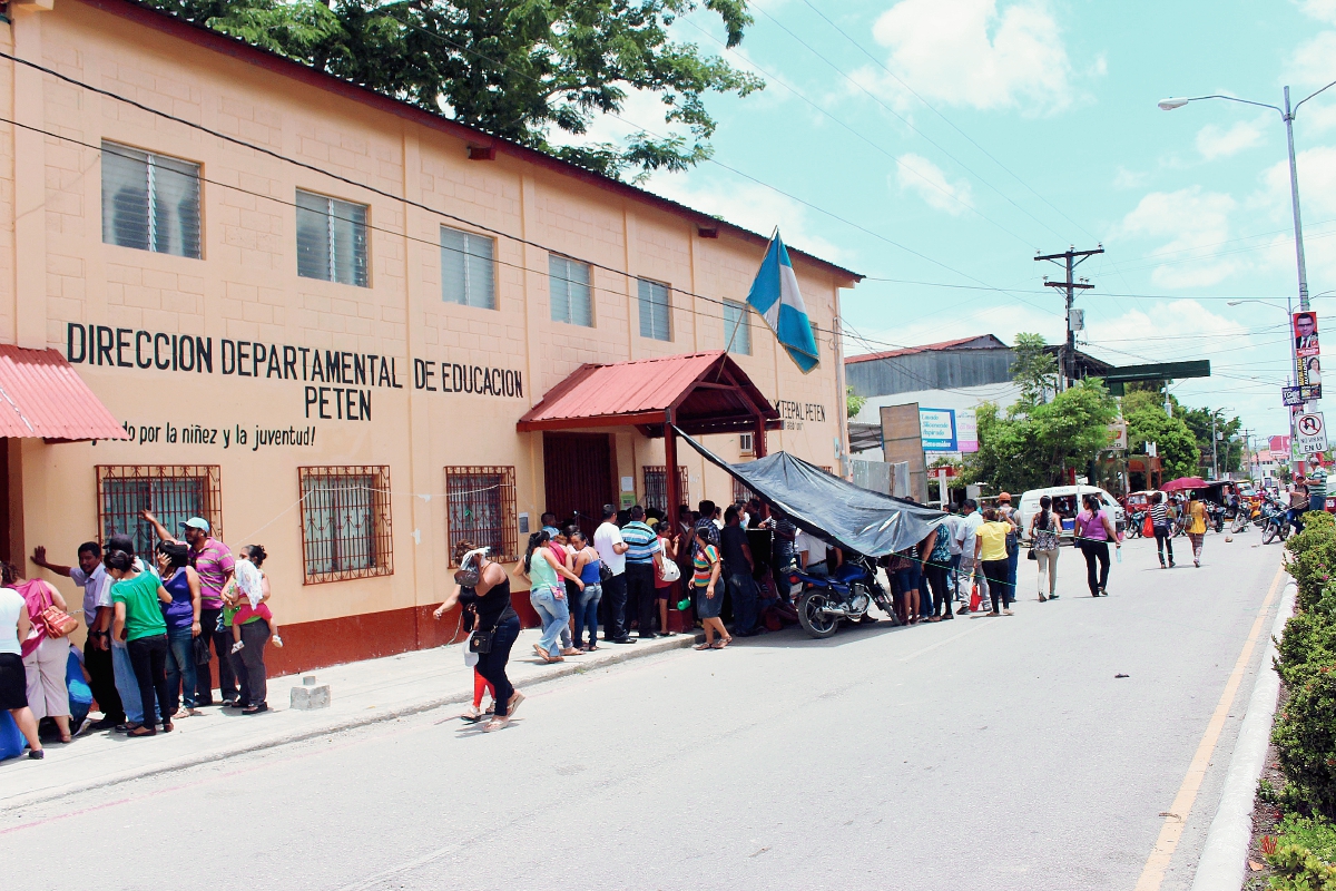 Maestros impiden   el ingreso a la Dideduc,  en Santa Elena, Flores, Petén. (Foto Prensa Libre: Rigoberto Escobar)