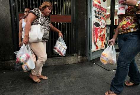 El estado de Zulia, Venezuela,  restringirá la venta de 20 productos básicos. (Foto Prensa Libre: AP)