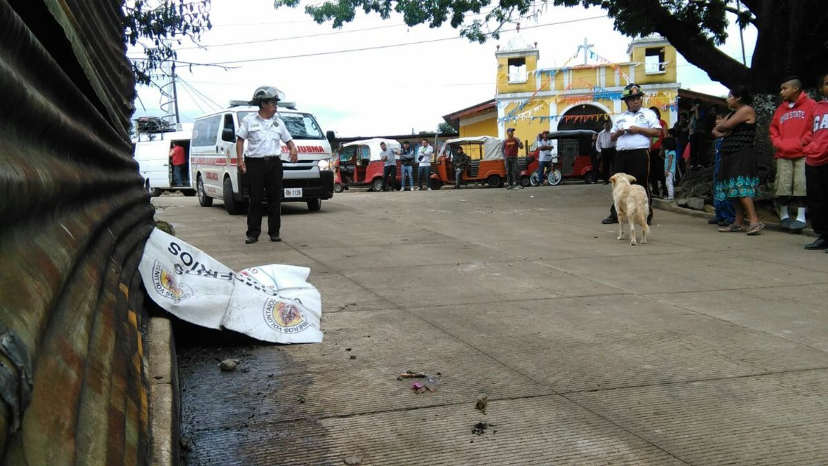 El cuerpo de William Alexander Aguilar permanece en el ingreso de Concepción Sacojito, Chinautla. (Foto Prensa Libre: Érick Ávila)