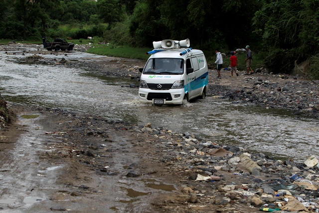 Un microbús pasa por el río Platanitos proveniente de la Justo Rufino Barrios, zona 21, y se dirige a Boca del Monte. (Foto Prensa Libre: Carlos Hernández)
