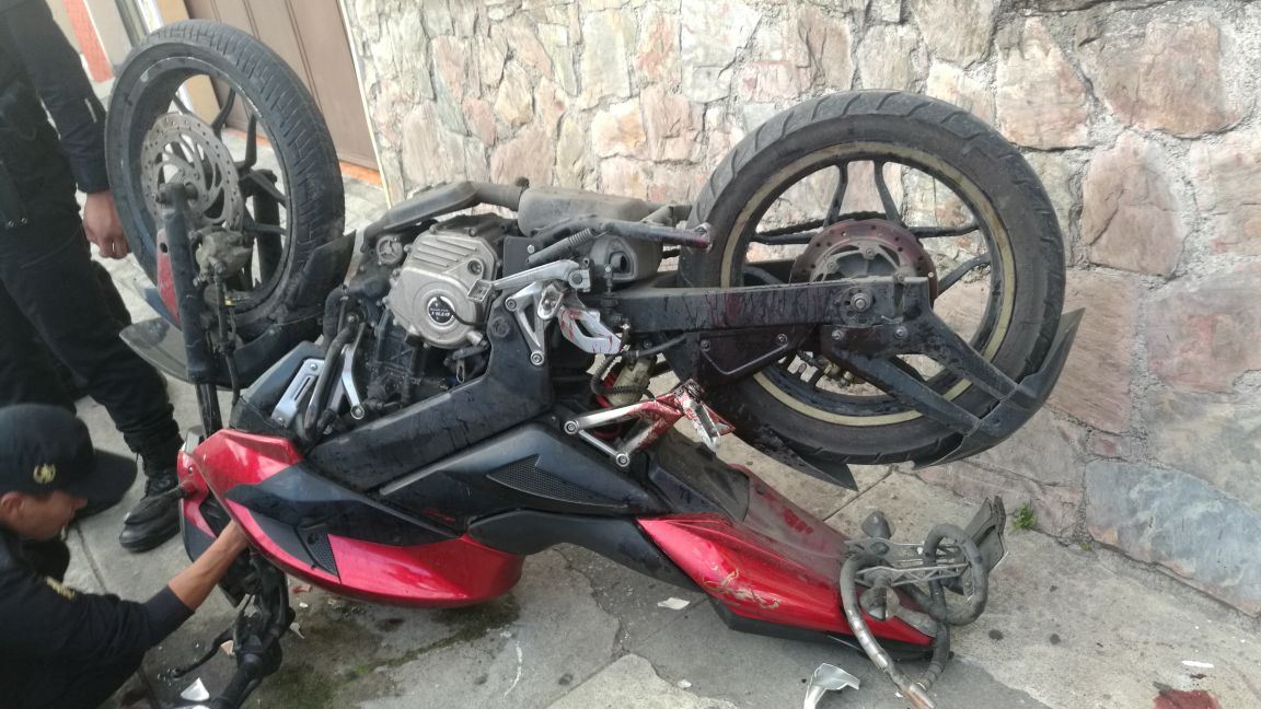 Motocicleta en la que viajaban los presuntos atacantes. (Foto Prensa Libre. PNC)