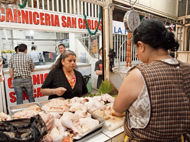 Pierna y cuadril de pollo importado han subido de precio debido al arancel. FOTO: RODRIGO MENDEZ