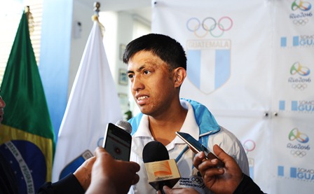 Luis Ángel Sánchez atiende a los medios durante una conferencia sobre los 100 días que faltan para Río 2016. (Foto Prensa Libre: Francisco Sánchez)