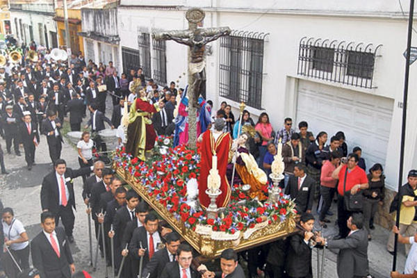 La imagen del Señor de Esquipulas del Santuario de Nuestra Señora de Guadalupe, zona 1, recorrió ayer las calles del Centro Histórico durante cinco horas.