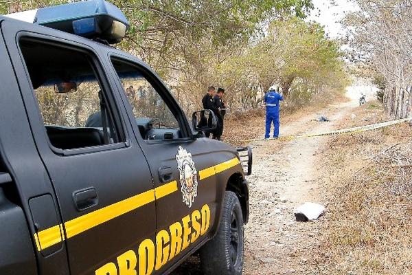 Fiscales del MP acordonan el área donde fue hallado el cadáver de un  hombre, en la aldea Las Anonas, El Jícaro, El Progreso. (Foto Prensa  Libre: Hector Contreras)