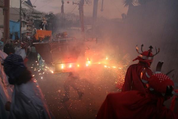 Los Moros y Cristianos  acompañan los rezados de la Inmaculada Concepción. (Foto Prensa Libre: Edwin Castro)