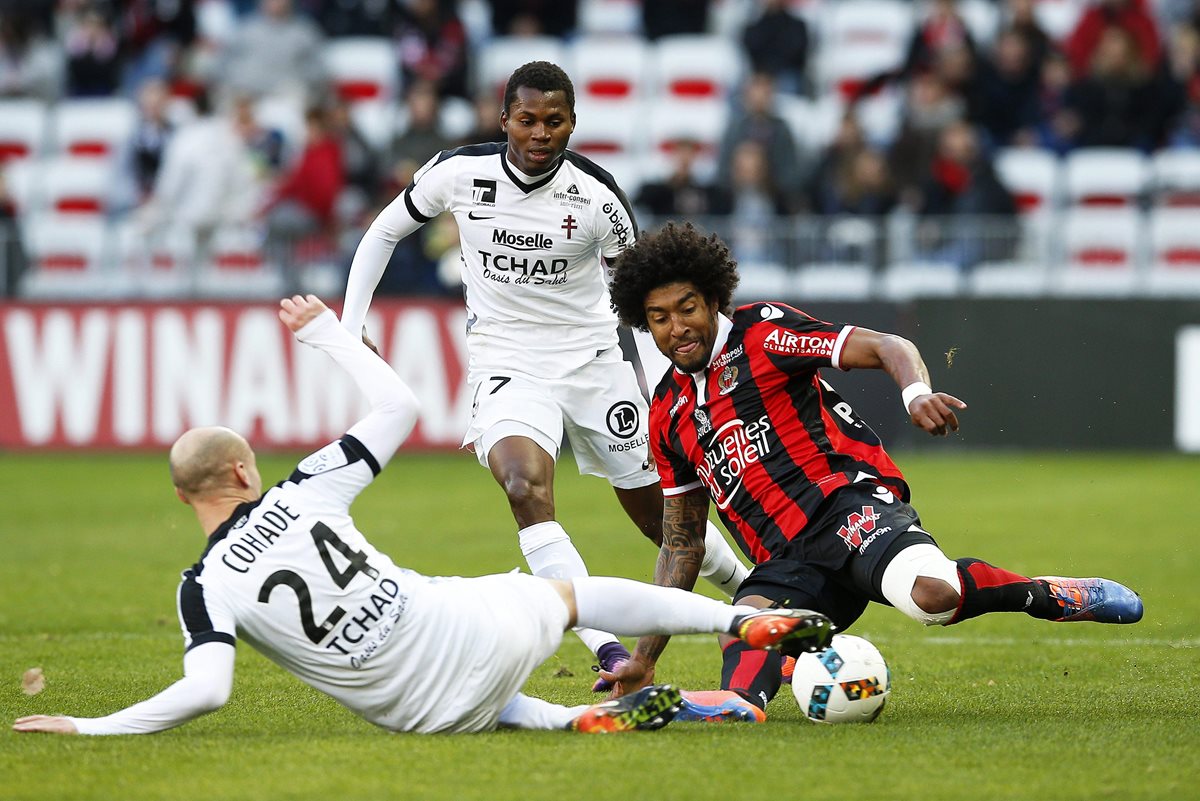 Dante, derecha, intenta ganar el balón a Renaud Cohade. (Foto Prensa Libre: AFP)