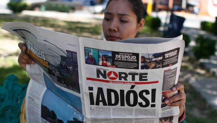 Una mujer lee la última edición del diario mexicano Norte, de Chihuahua, que cierra por violencia. (Foto Prensa Libre: EFE)