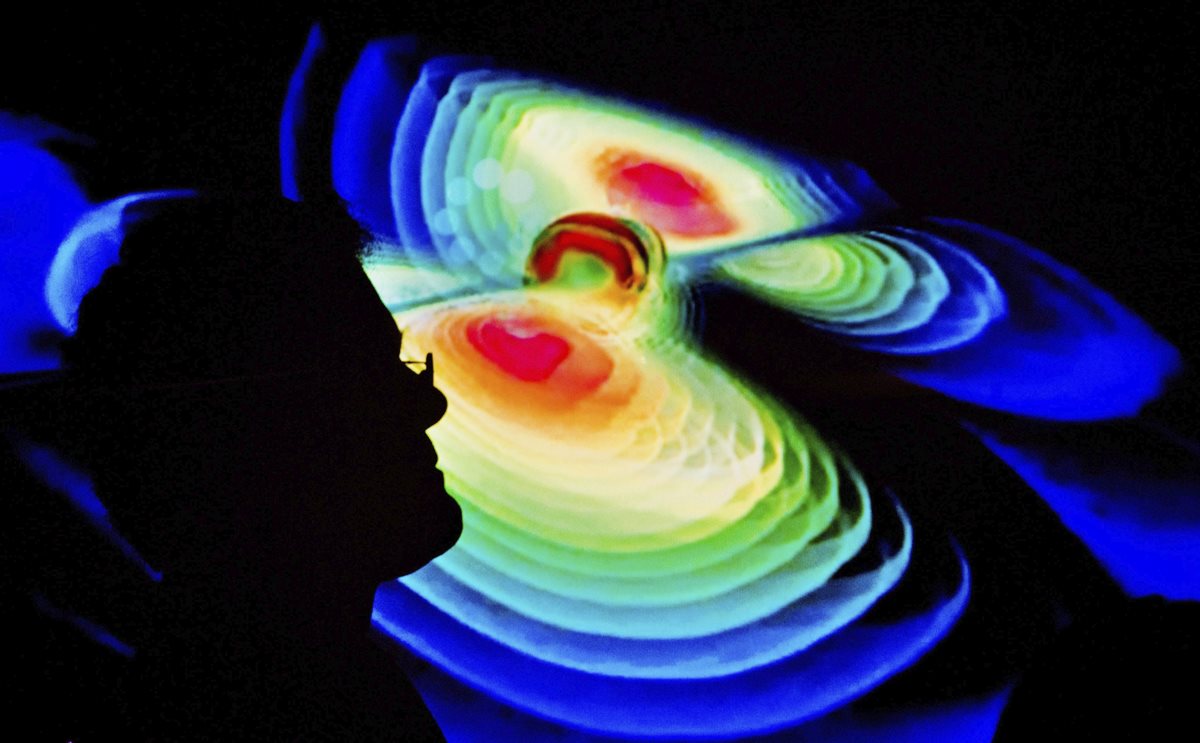 Un científico observa una representación de las ondas gravitacionales durante una presentación en Alemania el jueves. (Foto Prensa Libre: EFE).