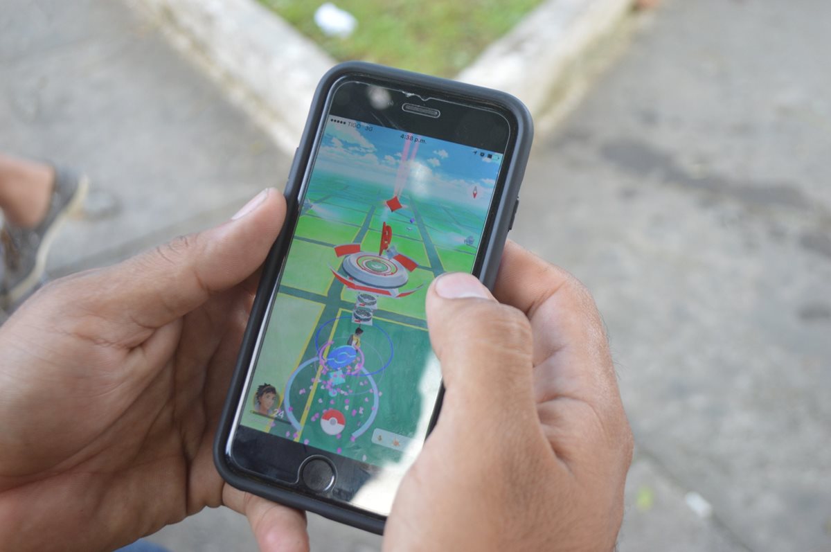 Un joven de Puerto Barrios muestra su teléfono móvil en el cual juega con la aplicación Pokémon Go. (Foto Prensa Libre: Dony Stewart)