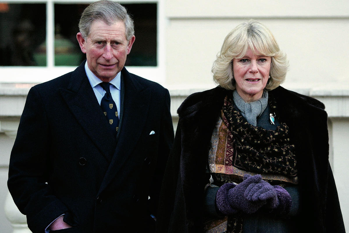 El príncipe Carlos de Gales y su esposa Camilla Parker Bowles, Duquesa de Cornualles  en el jardín de Clarence House, en Londres. (Foto Prensa Libre:AFP)