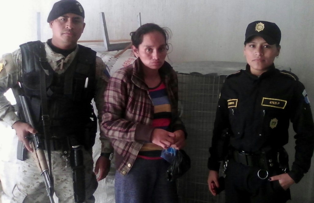 Juana Adela Rivera Chivalán, 32, fue capturada por tener en su poder a dos tecolotes en peligro de extinción. (Foto Prensa Libre: Óscar Figueroa)