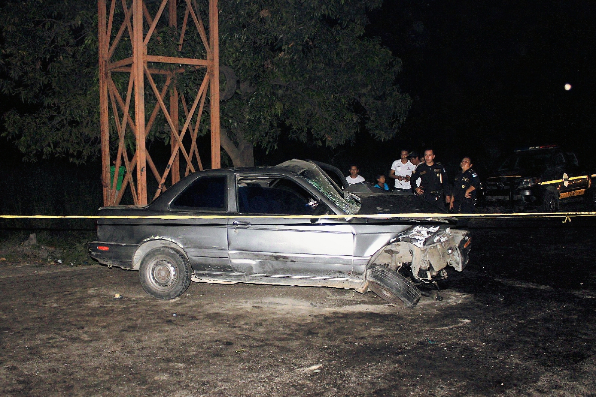 Un automóvil  chocó con la base de una pasarela en el km 69 de la ruta al Pacífico,  en Escuintla, lo que provocó la muerte del conductor. (Foto Prensa Libre: Carlos Enrique Paredes)