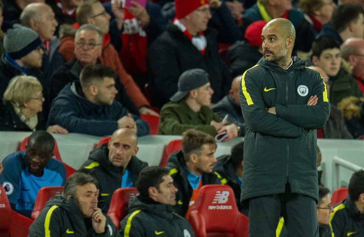 Pep Guardiola busca dar una alegría a los aficionados del Mánchester City. (Foto Prensa Libre: EFE)