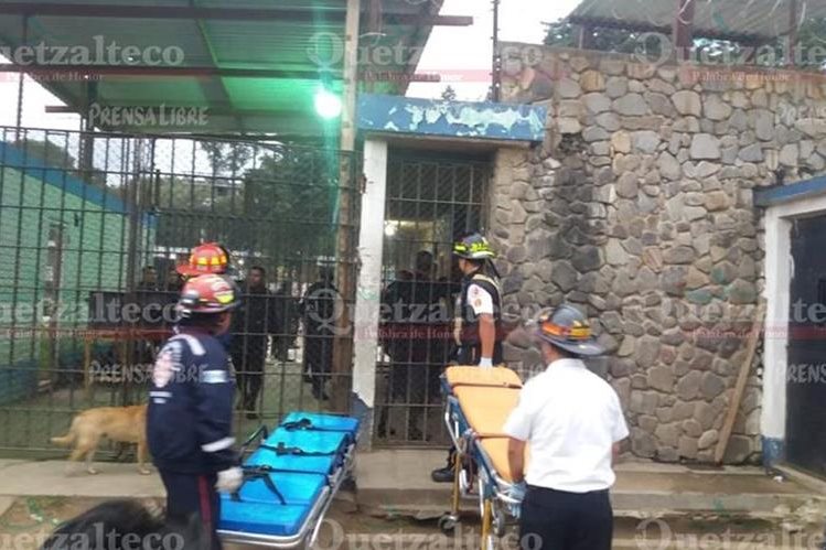 Socorristas trasladan a reos heridos de bala durante motín en la Granja de Rehabilitación Cantel. (Foto Prensa Libre: María José Longo)